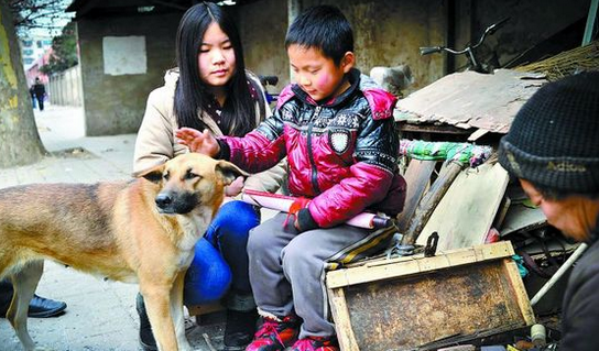 狗狗照顾残疾老人 两者相依为命已多年