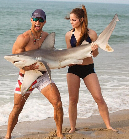 男子徒手抓鲨鱼后放生 呼吁人们保护鲨