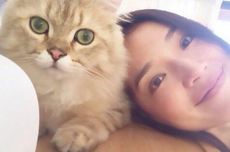 莫文蔚怀抱小狗晒汪星人合影 笑容迷人