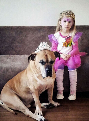 父亲拍下女儿与狗狗亲密瞬间照片 网友：好暖心