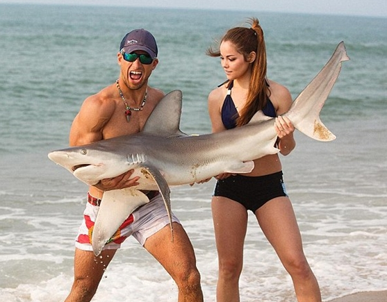 男子赤手空拳把鲨鱼拖上岸 惊呆众人